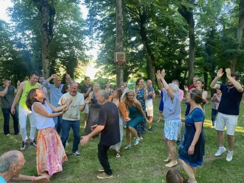 Groupe de personnes en train de rire et d'applaudir