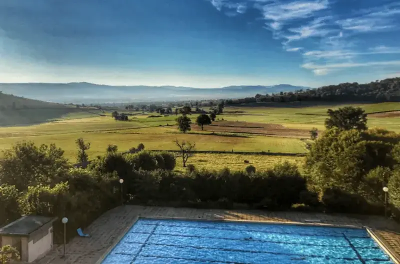 Piscine devant le château