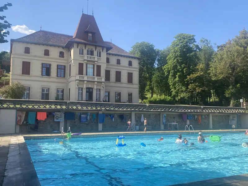 Piscine avec vue sur château