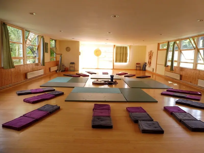 Intérieur du chalet préparé pour un atelier