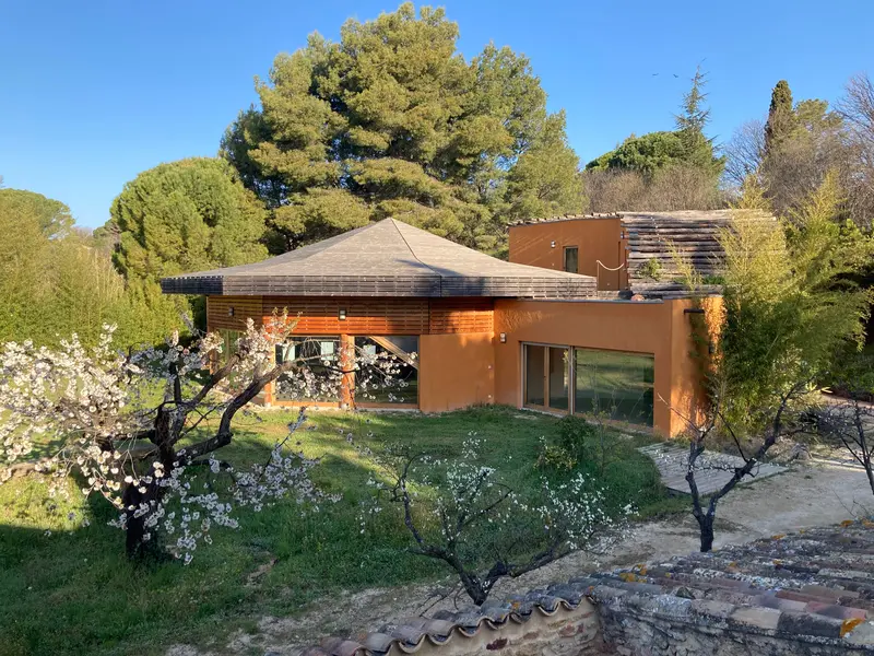 Jardin donnant sur les salles de pratique