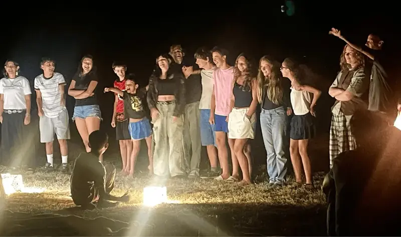 Groupe d'ados à la cérémonie du feu en fin de séjour