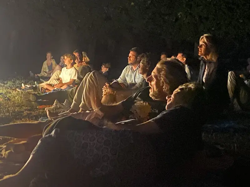 Groupe de personnes assises près du feu
