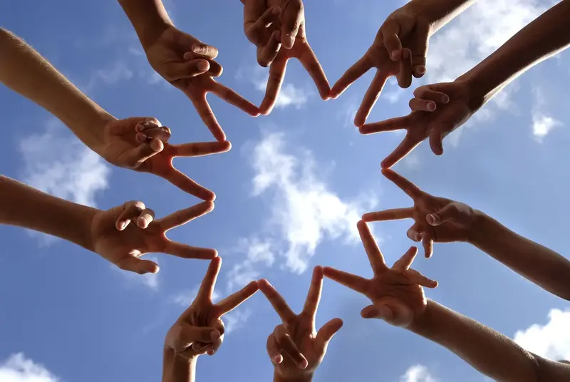 Ronde de mains d'enfants dans le ciel