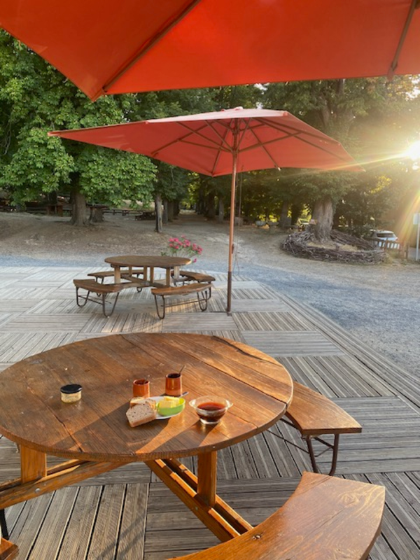 Table sur la terrasse avec petit déjeuner servi